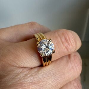1998 Avon Gold Ribbed Split Shank Round CZ Solitaire Ring Sz 6.5 Raised Setting